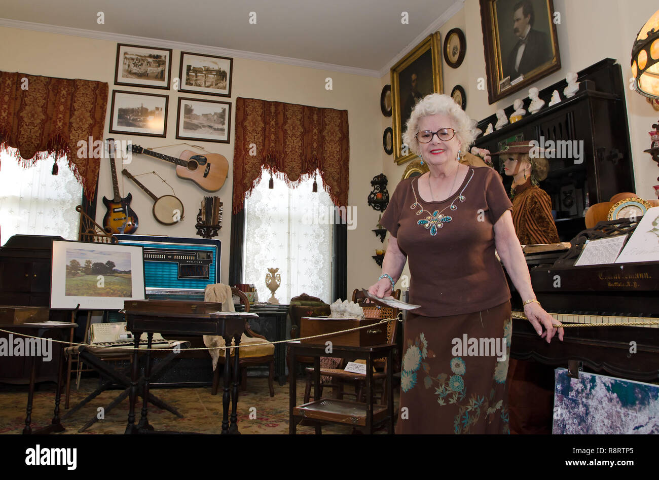 Curatrice Lois Swaney-Shipp sorge nella stanza della musica della contea di Marshall Museo Storico ott. 10, 2011 a Holly Springs, Mississippi. Foto Stock
