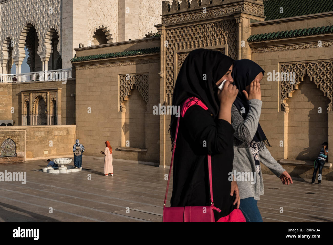 Rabat, Marocco - 23 Settembre 2017: le donne a piedi passato Mausoleo di Mohammed V Foto Stock