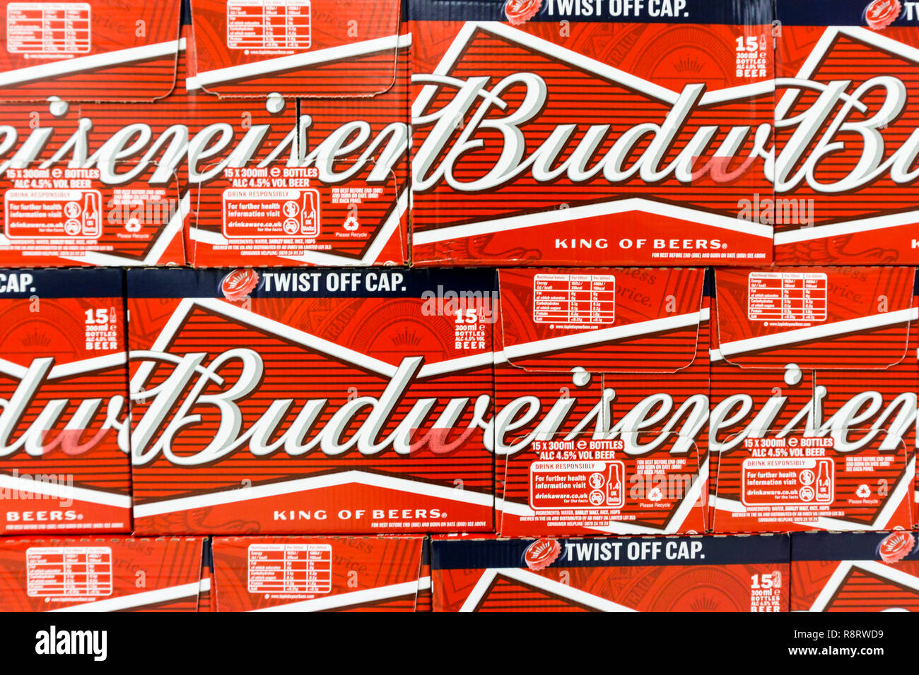 Scatole di Budweiser la birra in bottiglia impilate in un supemarket. Foto Stock