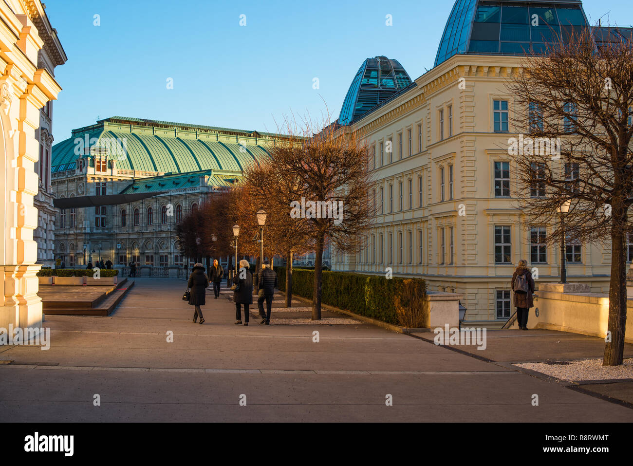Scena di strada nella Innere Stadt (primo distretto) di Vienna con il museo Alberina a sinistra e opera per la parte posteriore, Austria. Foto Stock