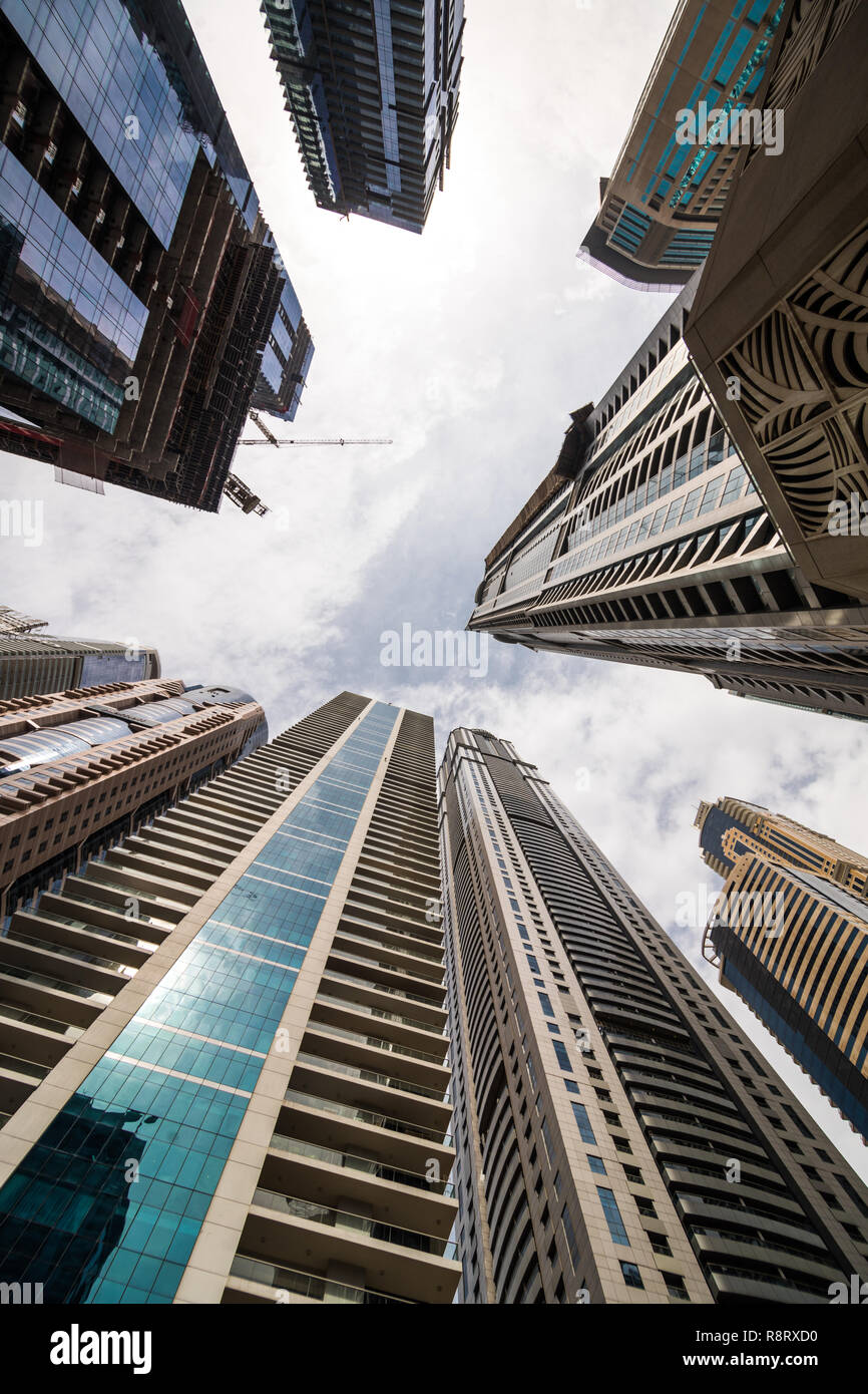 Prospettiva drammatica con basso angolo di vista dei grattacieli cercando fino al cielo, Dubai. Punto di fuga Foto Stock