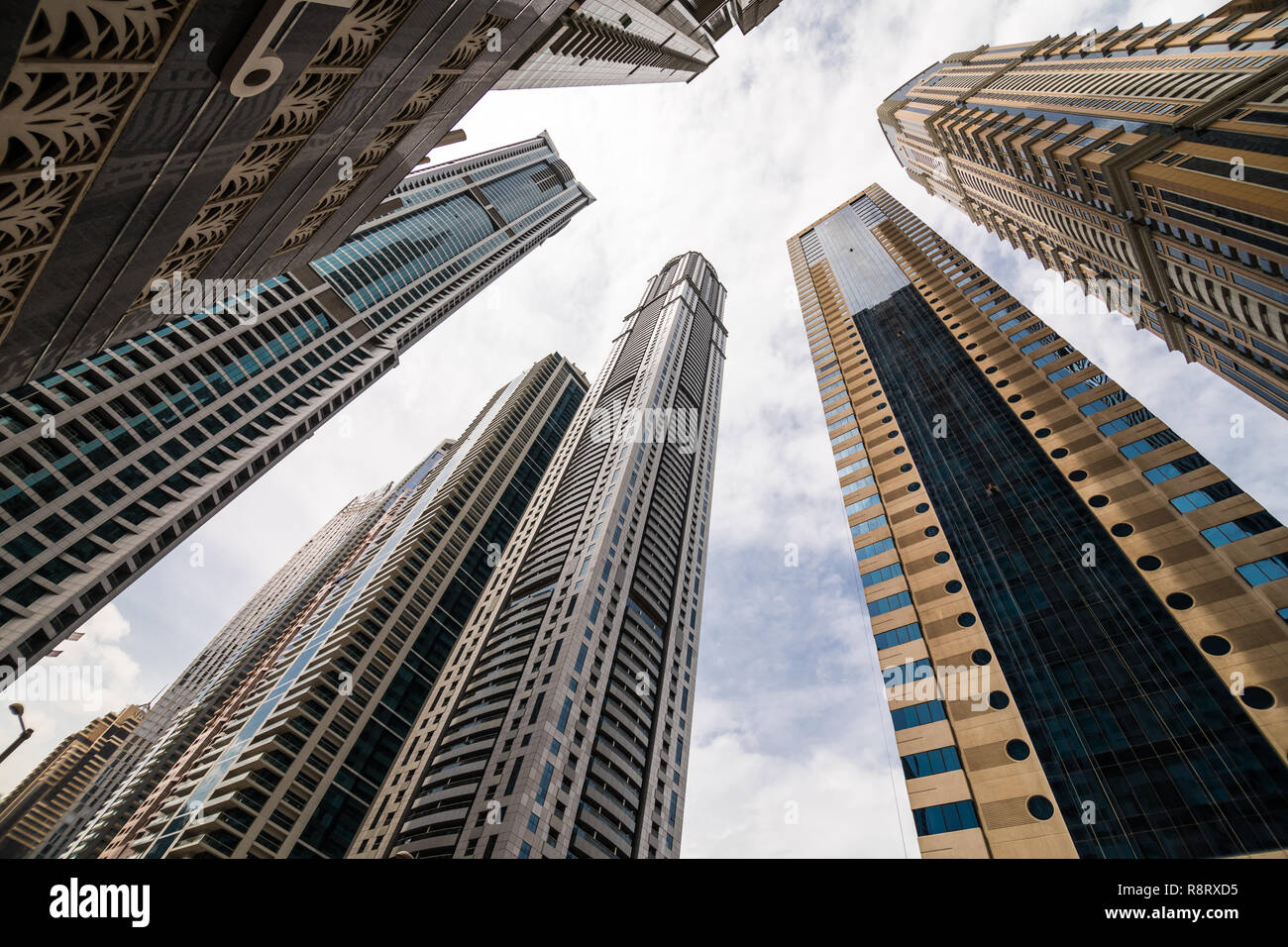 Prospettiva drammatica con basso angolo di vista dei grattacieli cercando fino al cielo, Dubai. Punto di fuga Foto Stock