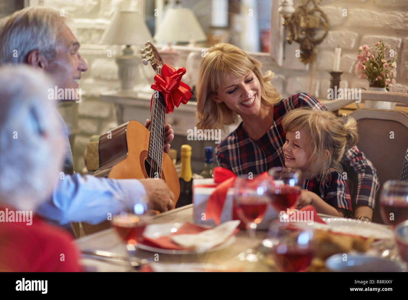La famiglia felice con la canzone celebrare il Natale Foto Stock