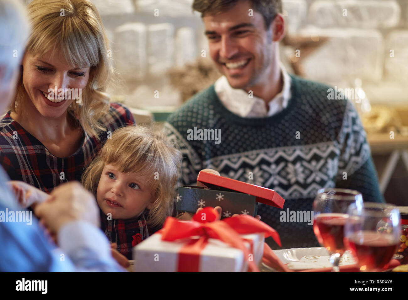 La famiglia felice sono a cena a casa e celebrazione holiday Foto Stock