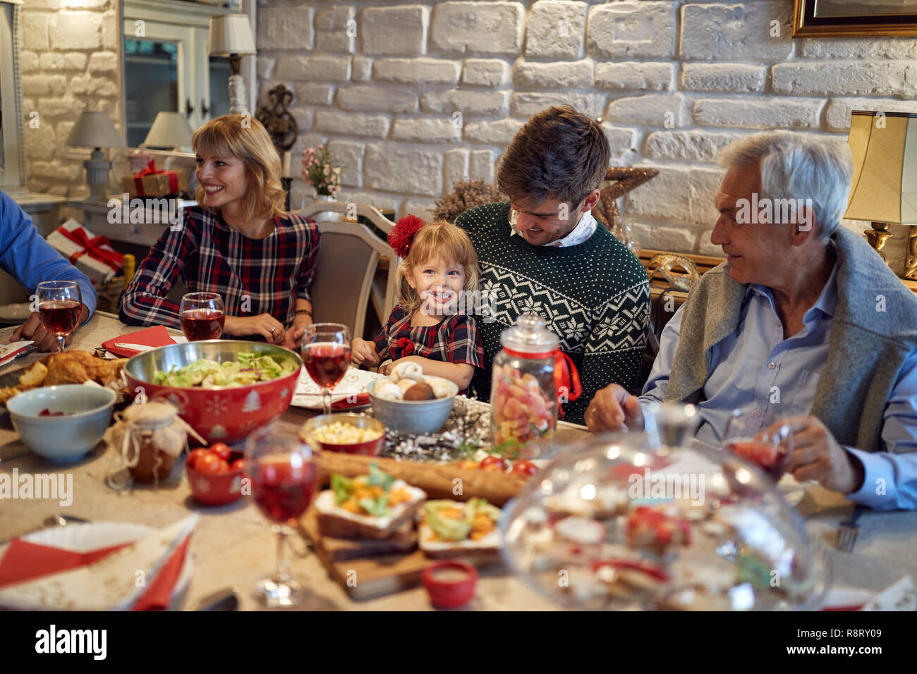 La famiglia felice festeggiano il Natale e godere nelle vacanze Foto Stock