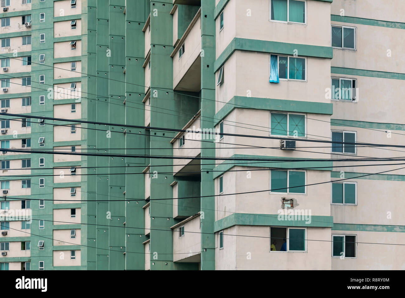 Approfondimento dell'teal-verniciate, brutalist FOCSA (Fomento de Obras y Construcciones Sociedad Anónima) edificio in Havana Cuba. A forma di boomerang. Foto Stock