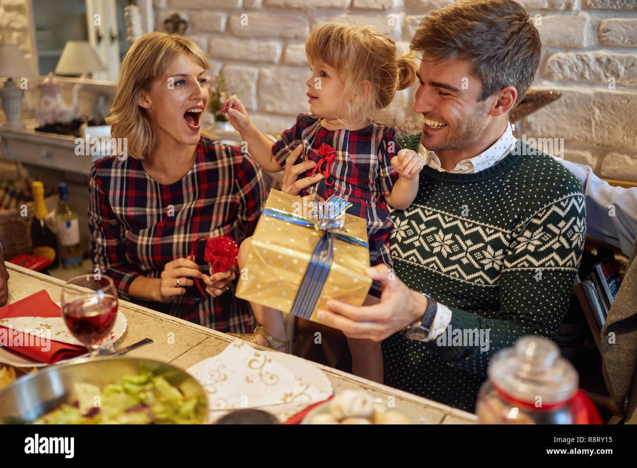 La famiglia felice con doni festeggiare le vacanze di Natale insieme Foto Stock