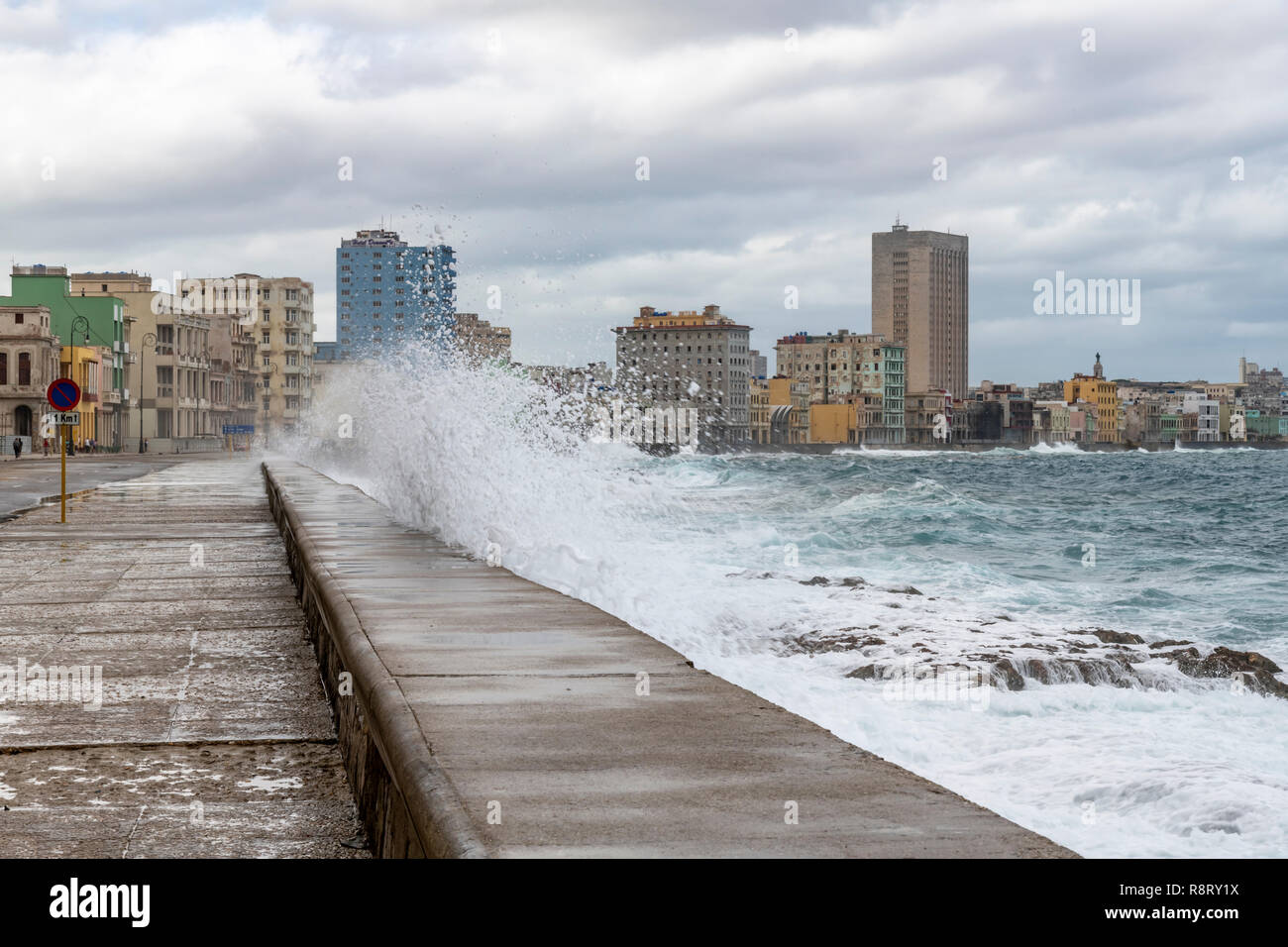 Onde che si infrangono sulla Malacón parete di mare sulla costa settentrionale di l'Avana, Cuba. Il mare è la Bahia de La Habana e lo stretto di Florida Foto Stock