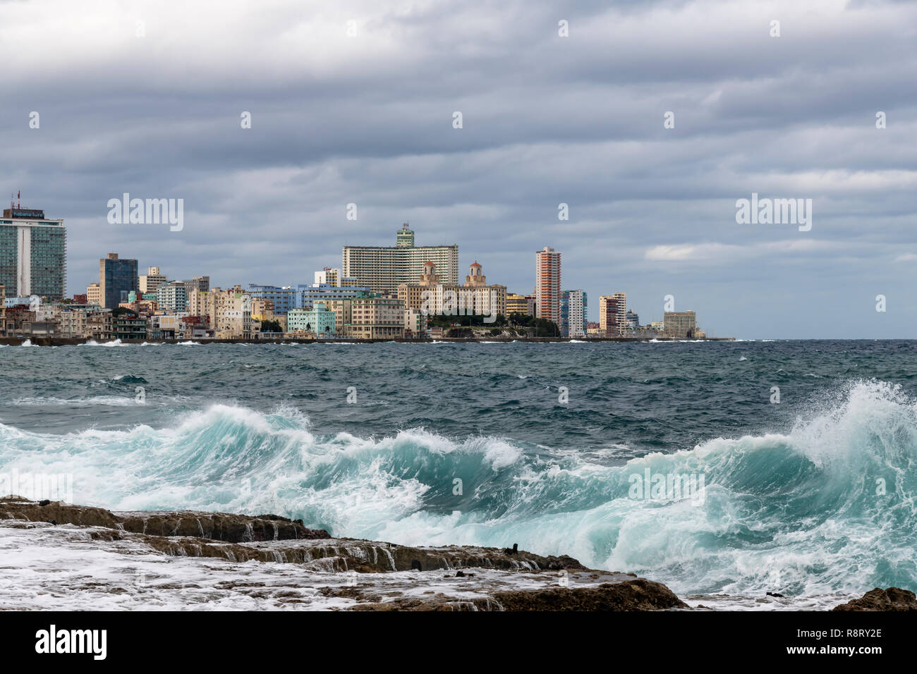Onde che si infrangono sulla Malacón parete di mare sulla costa settentrionale di l'Avana, Cuba. Il mare è la Bahia de La Habana e lo stretto di Florida Foto Stock