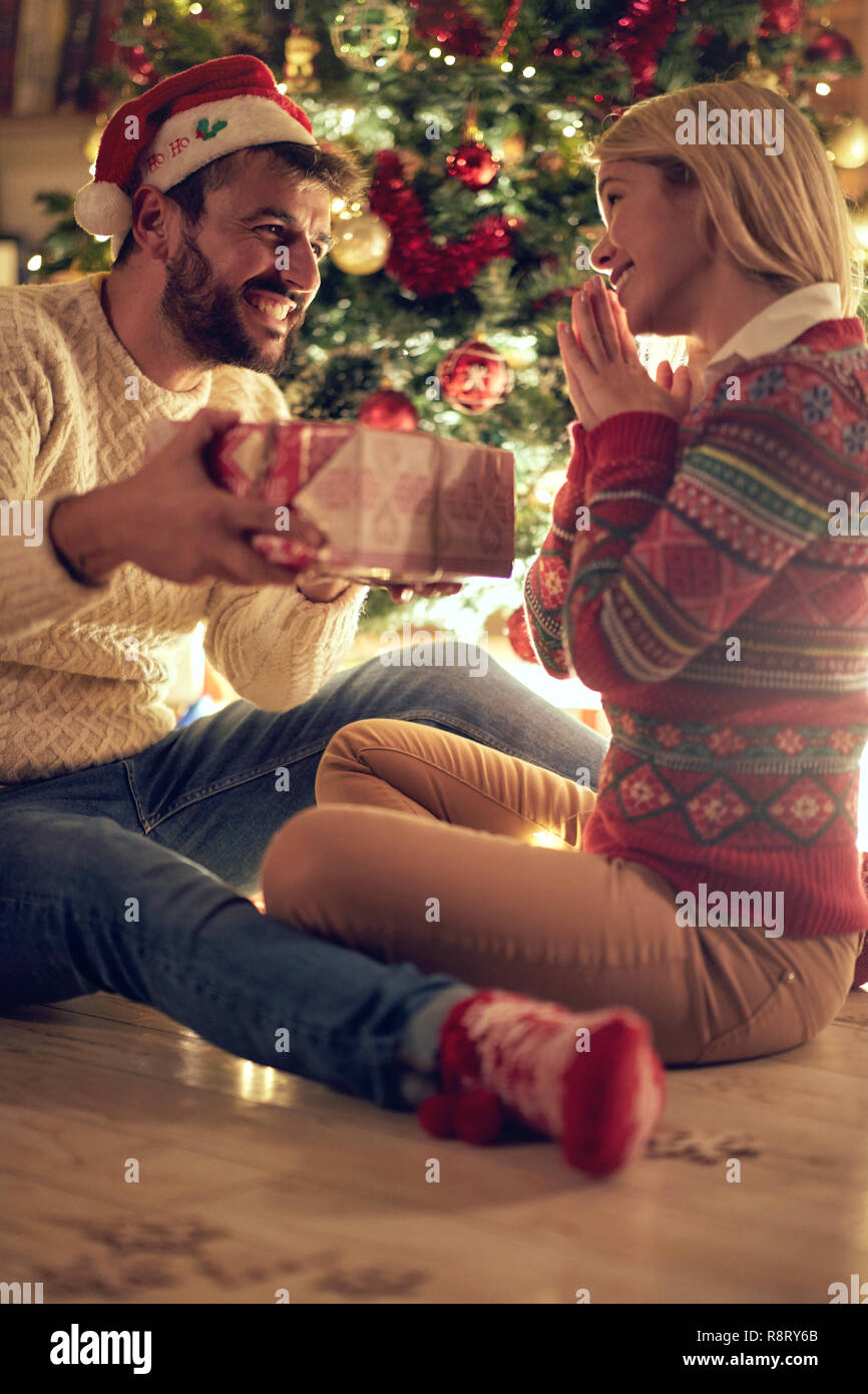 Romantico lieto uomo e donna festeggiano il Natale e divertirsi insieme Foto Stock