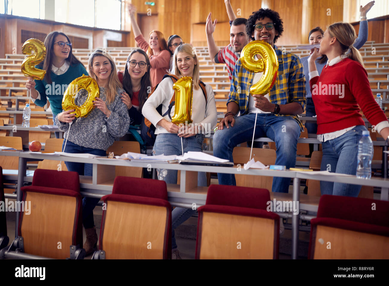 Giovani studenti aventi parte sulla university celebrando holiday Foto Stock