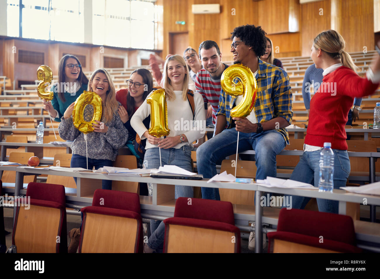 Happy amici avente delle parti sulle università celebrando holiday Foto Stock