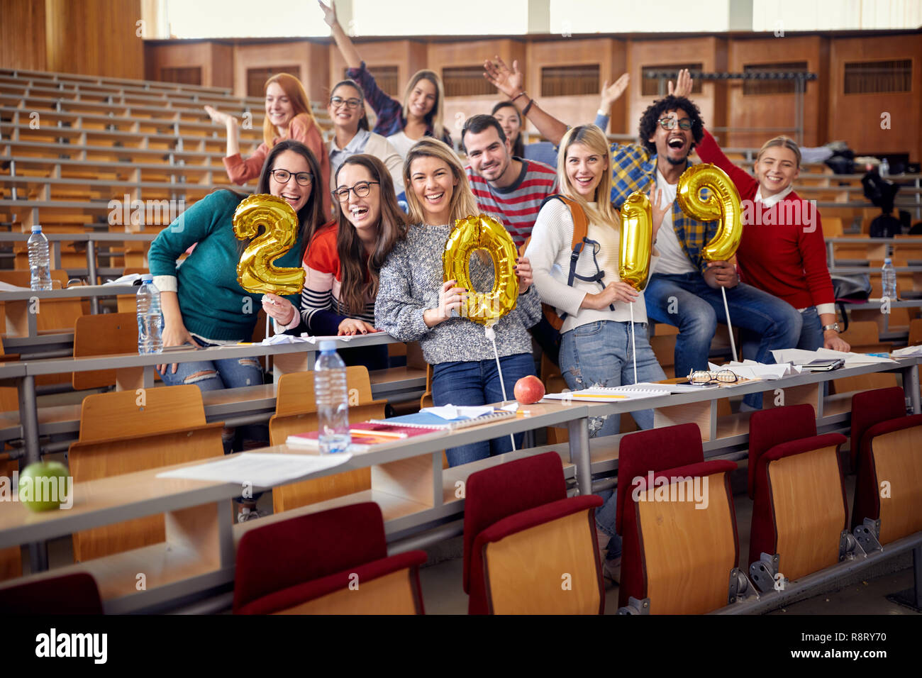 Sorridente giovani amici di partito su università celebrando holiday Foto Stock