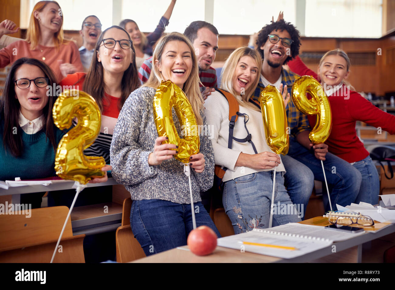 Gruppo di colleghi divertendosi al nuovo anno celebrazione sulla university Foto Stock