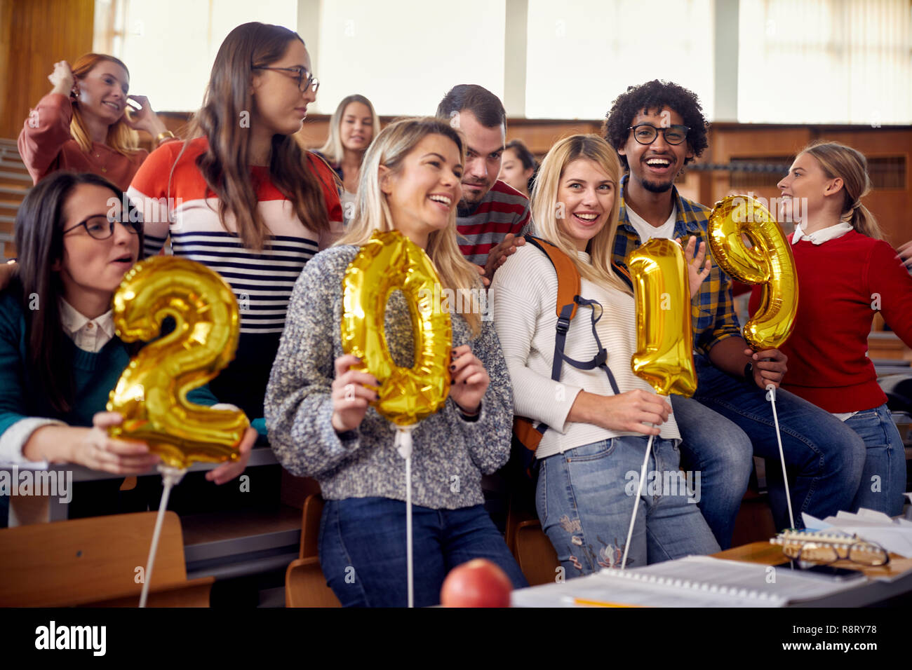 Gruppo di colleghi felici divertendosi al nuovo anno celebrazione sulla university Foto Stock