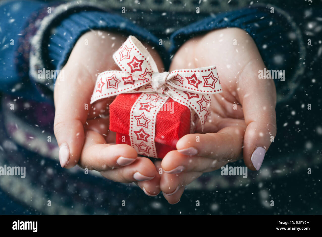 Immagine ravvicinata di mani femminili tenendo un piccolo regalo Foto Stock
