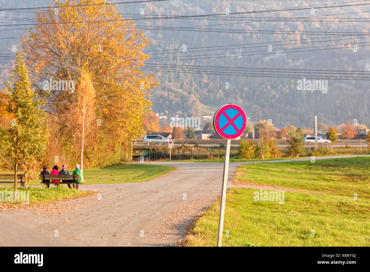 Segno "nessun arresto - superstrada' al posto di parcheggio nelle vicinanze Piscina - Altach, Vorarlberg, Austria Foto Stock