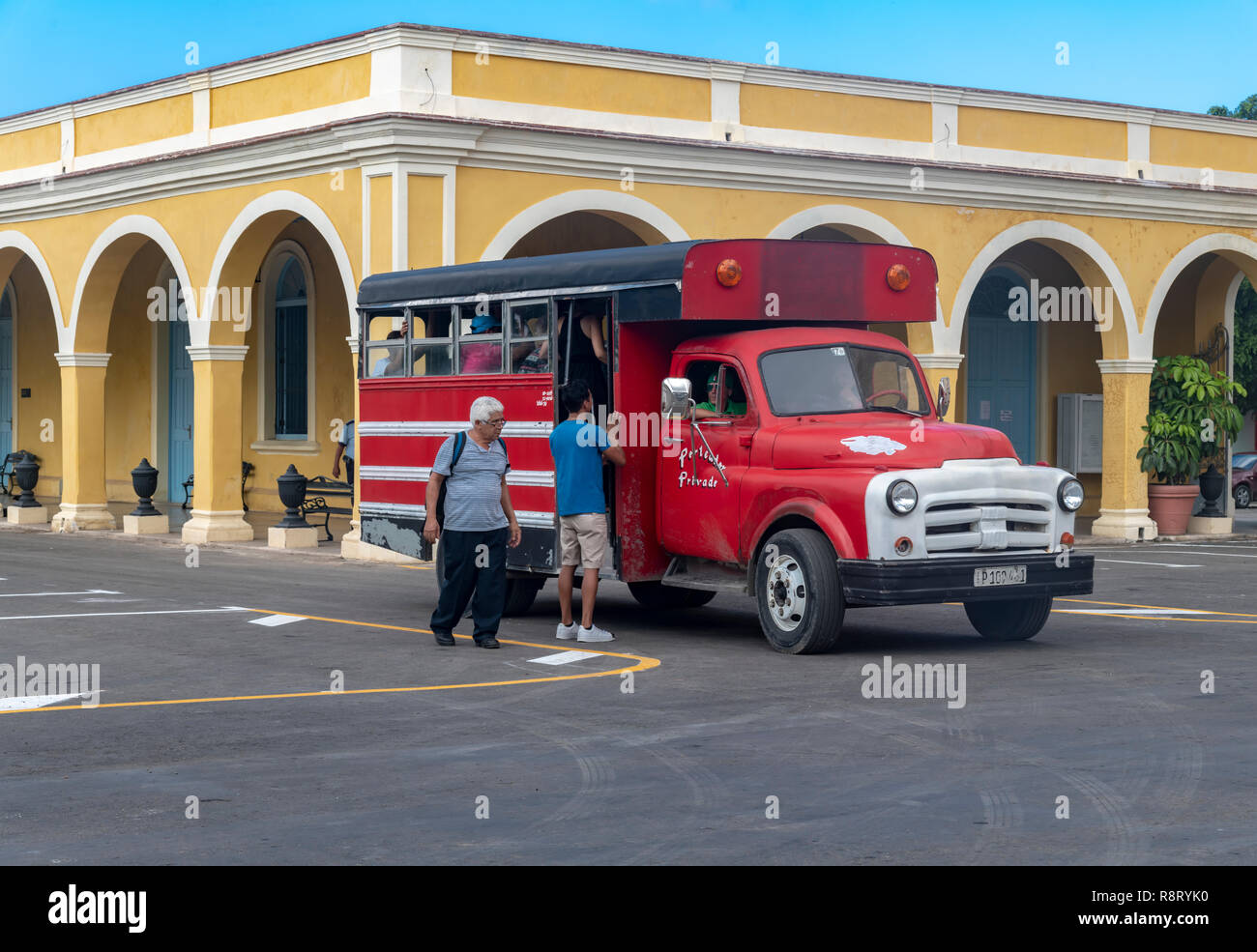 Bus privato prelevare i passeggeri al di fuori del cimitero di Colon, Havana Cuba. Le parole sul bus dire 'porteador privado' che significa vettore privato. Foto Stock