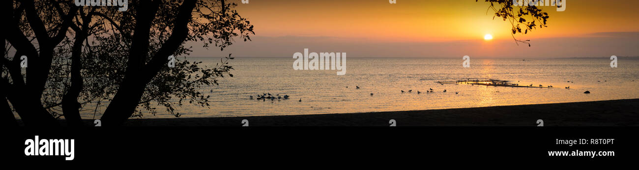 Lough Neagh tramonto a città di Antrim Foto Stock