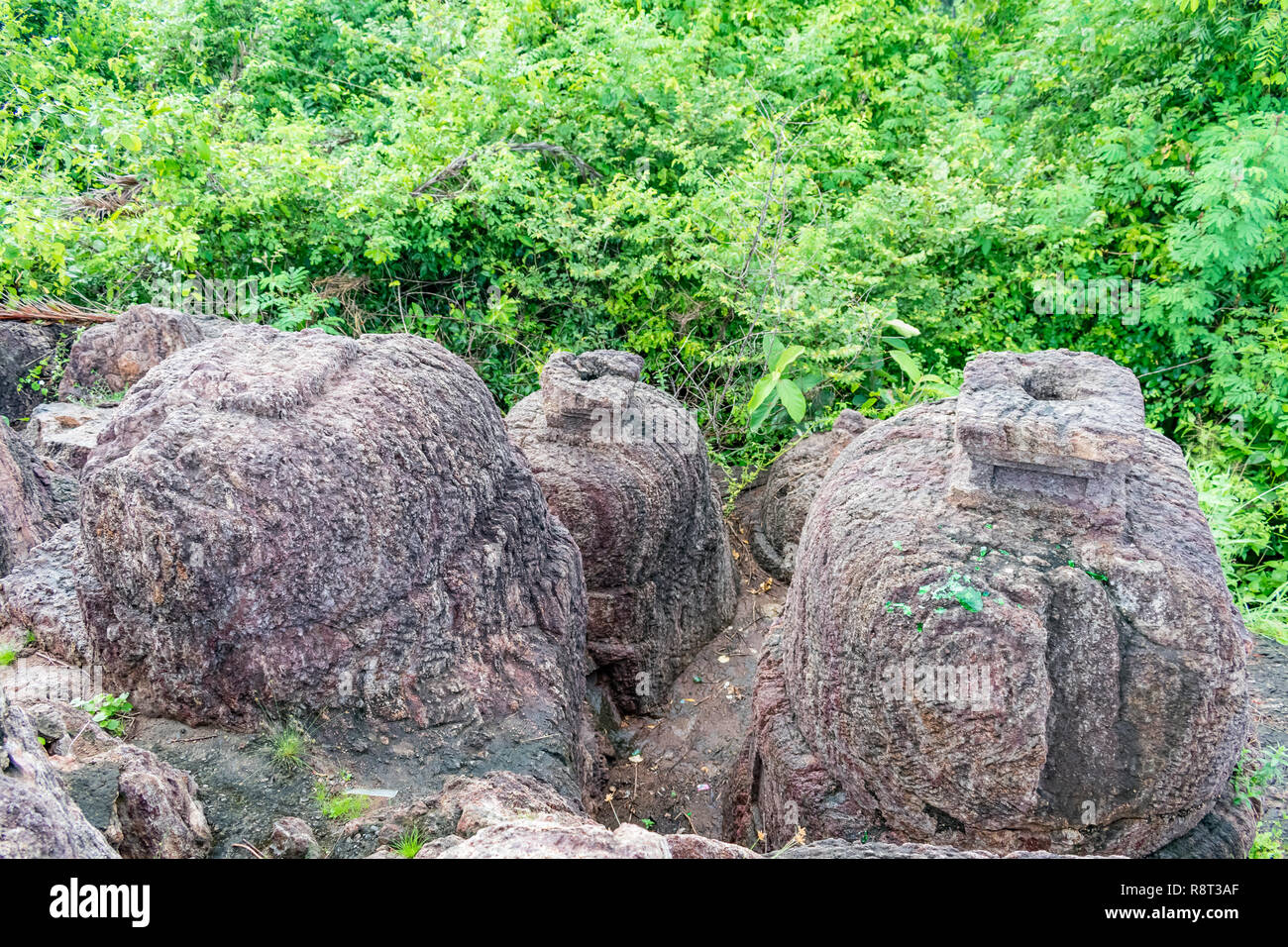 vista dall'alto di una grande roccia di forma circolare in cima a una collina che guarda bene con la foresta verde. Foto Stock
