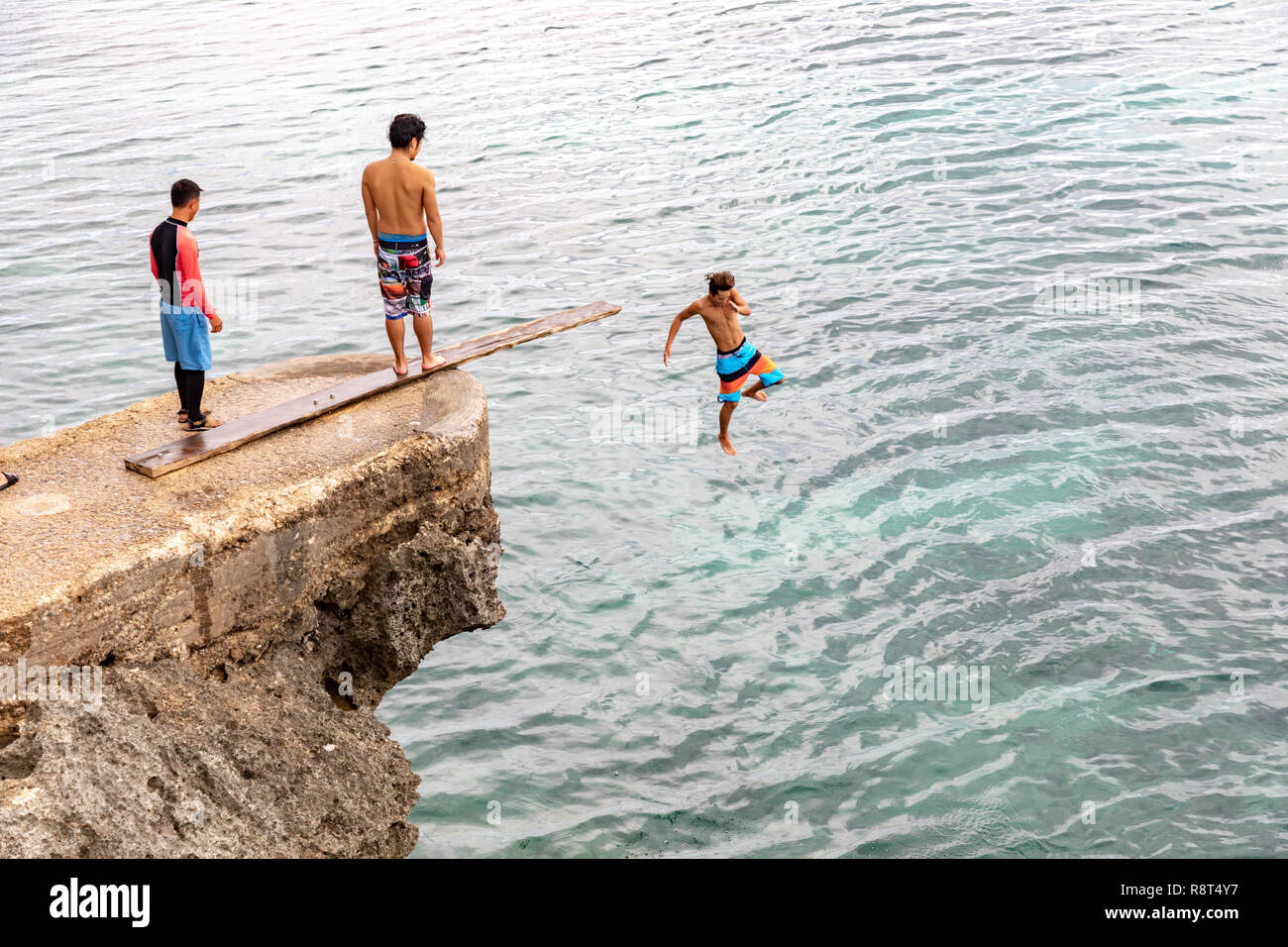 Asia, Filippine, Camotes isole, saltando da scogliere a Buko Rock Foto Stock