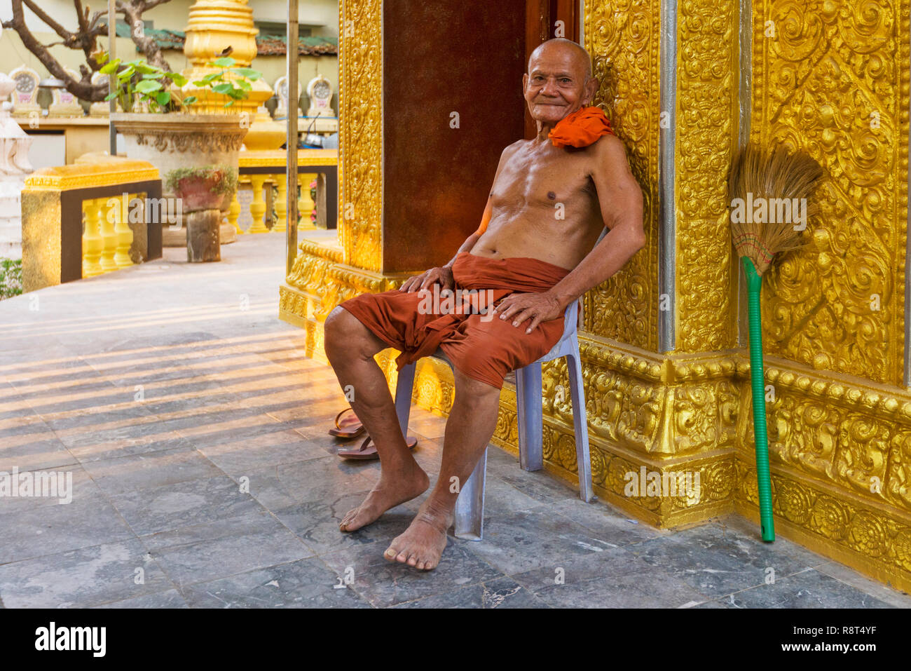 Vecchio Monaco di prendere un periodo di riposo nel tempio Wat Ounalom a Phnom Penh Foto Stock