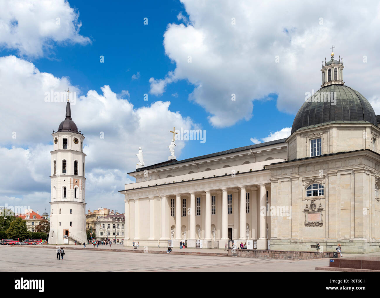 Cattedrale di Vilnius (Basilica Cattedrale di San Stanislao e San Ladislao) e campanile, la piazza della cattedrale (Arkikatedros Aikštė), Vilnius, Lituania Foto Stock