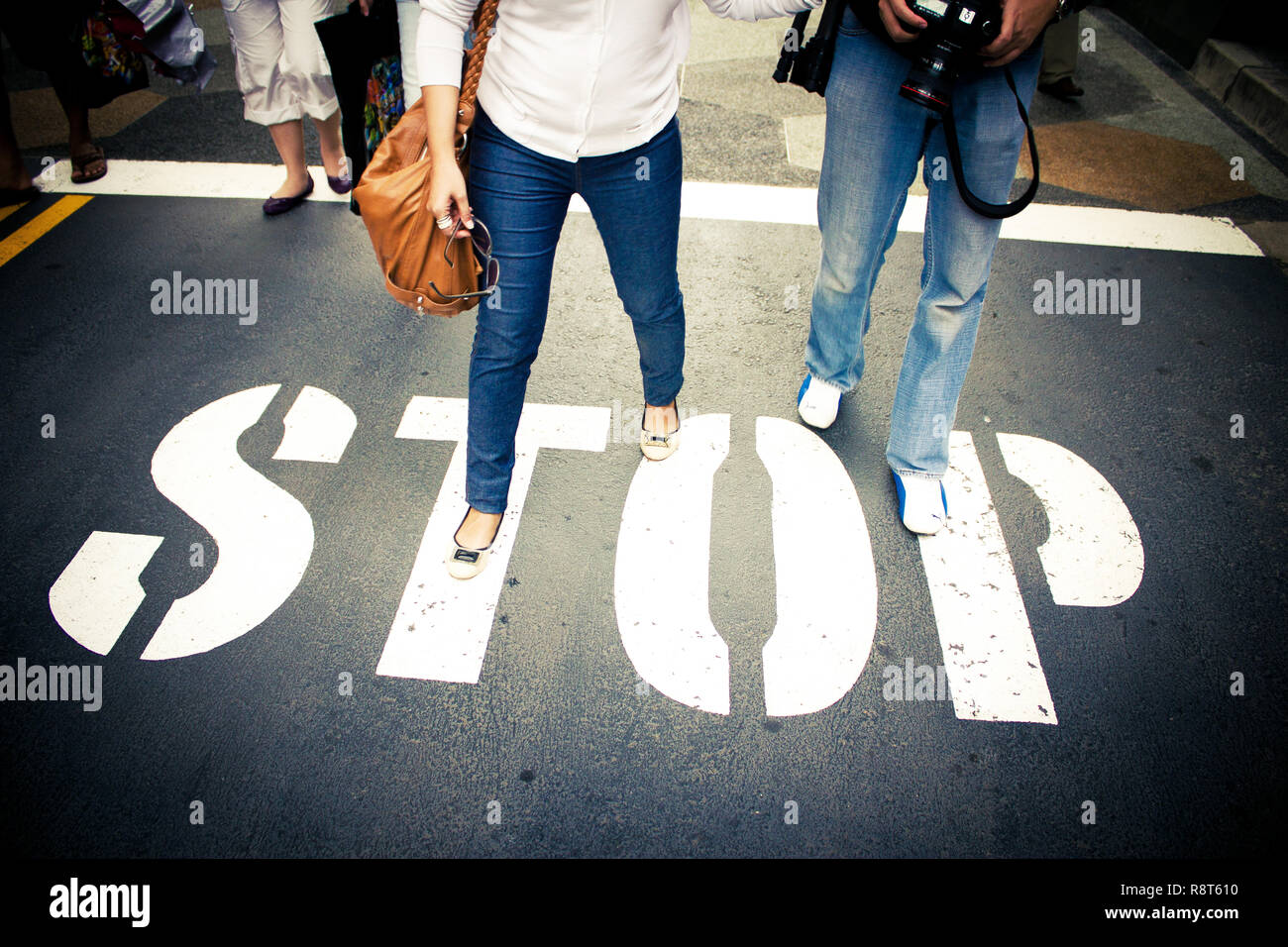 Santosa isola, Singapore - 31 dicembre 2009: giovane coppia giovane era a piedi sul traffico stop Foto Stock