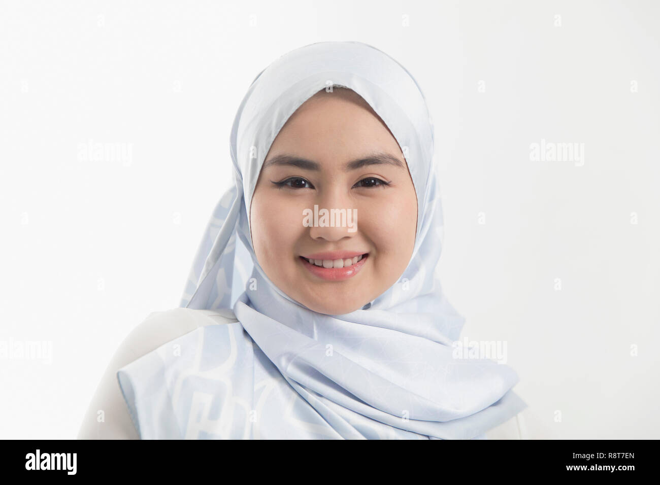 Ritratto sorridente, fiducioso giovane donna indossa seta blu hijab Foto Stock