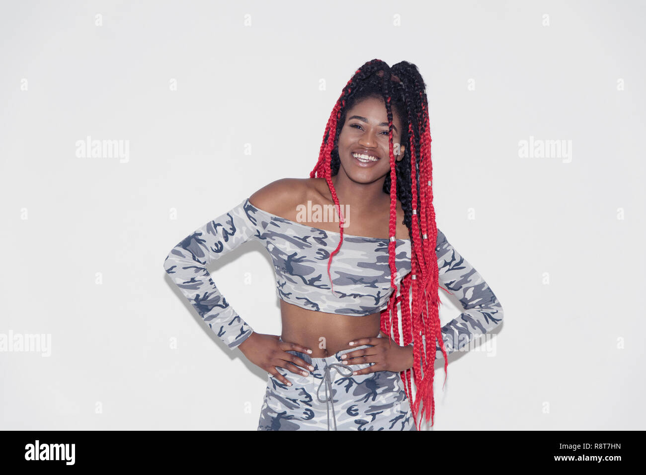 Ritratto fiducioso giovane donna in Abbigliamento camouflage Foto Stock