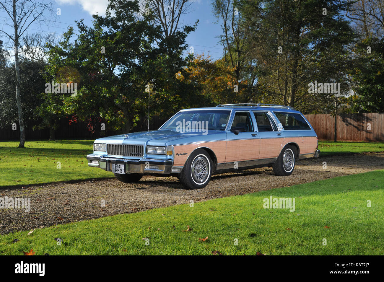 1986 Chevrolet Caprice 'woody' station wagon, rifinito in legno American  Family station wagon Foto stock - Alamy