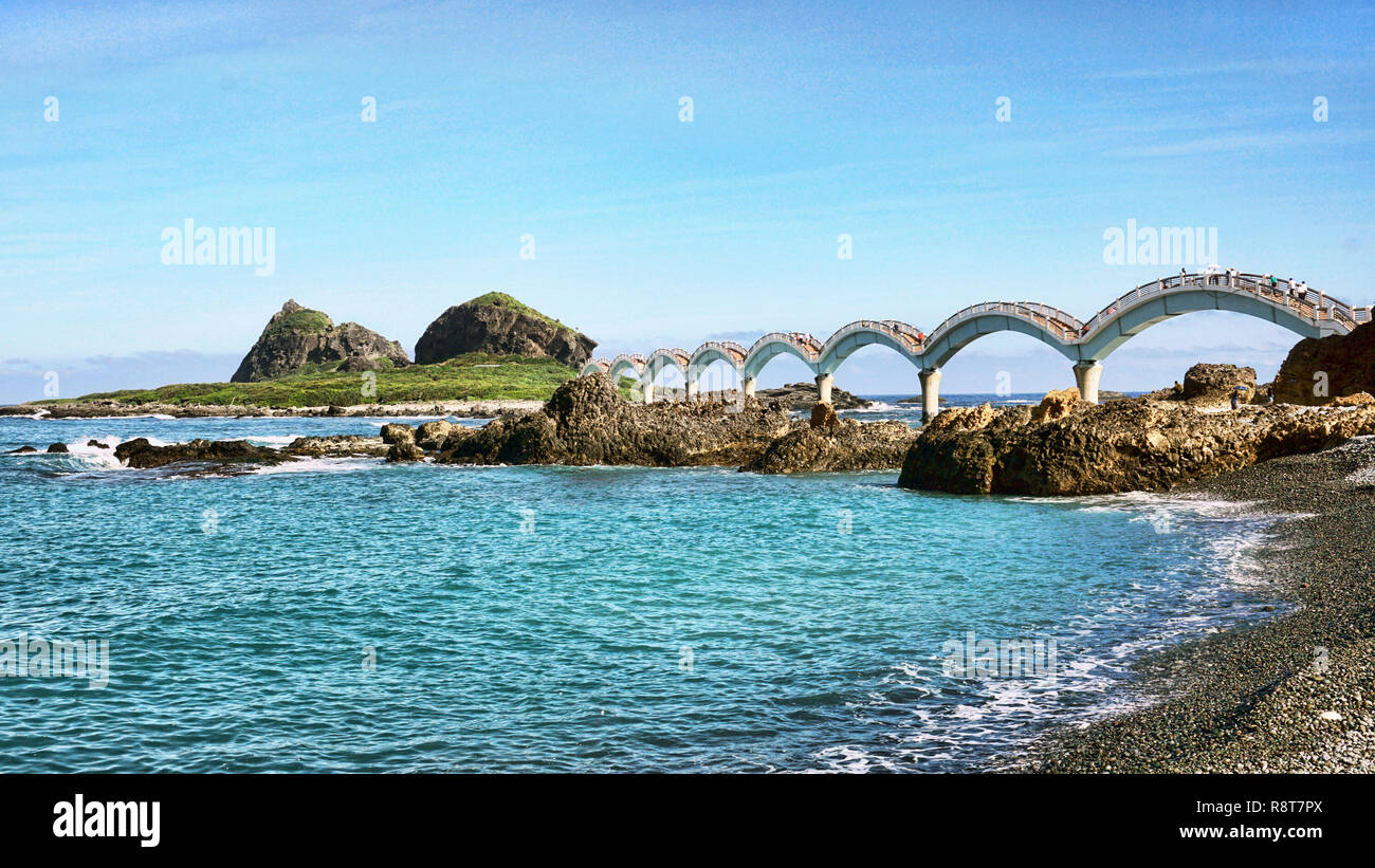 Drago Sanxiantai ponte situato in Taitung,Taiwan. Mezzi Sanxiantai piattaforma dei tre immortali. Foto Stock