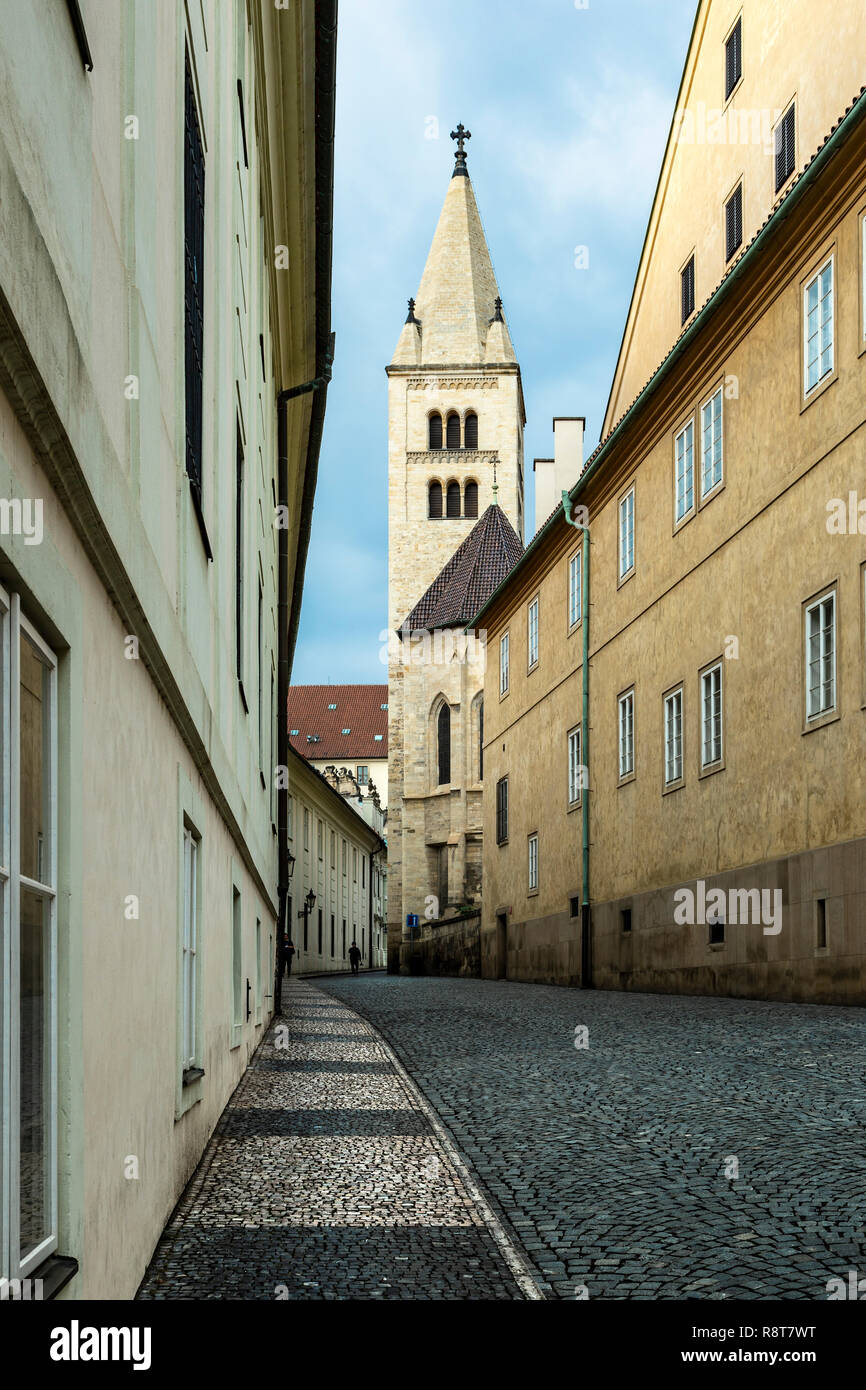 Campanile, Basilica di San Giorgio, il Castello di Praga, il quartiere del Castello, Praga, Repubblica Ceca Foto Stock