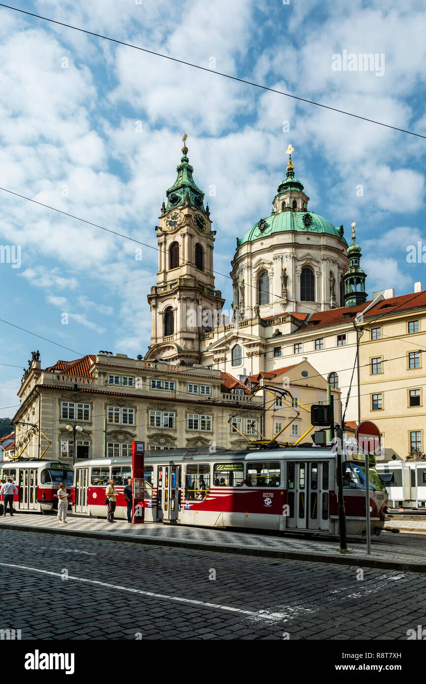 Chiesa di San Nicola e i tram, il Quartiere Piccolo, Praga, Repubblica Ceca Foto Stock