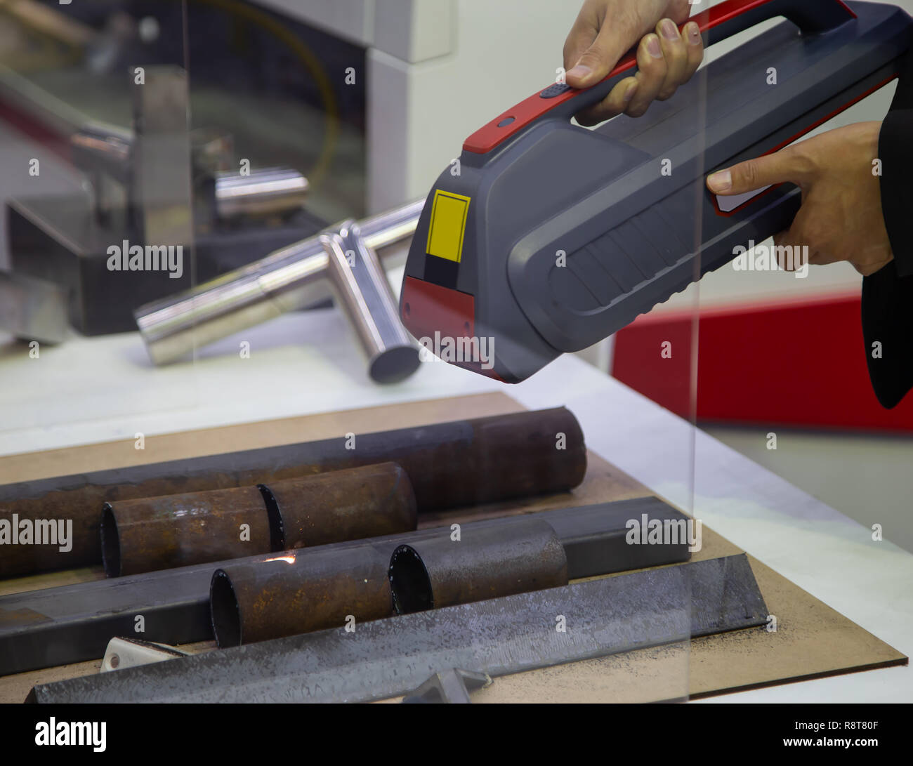 Dispositivo di pulitura laser gun rimuovere la ruggine dal tubo Foto stock  - Alamy