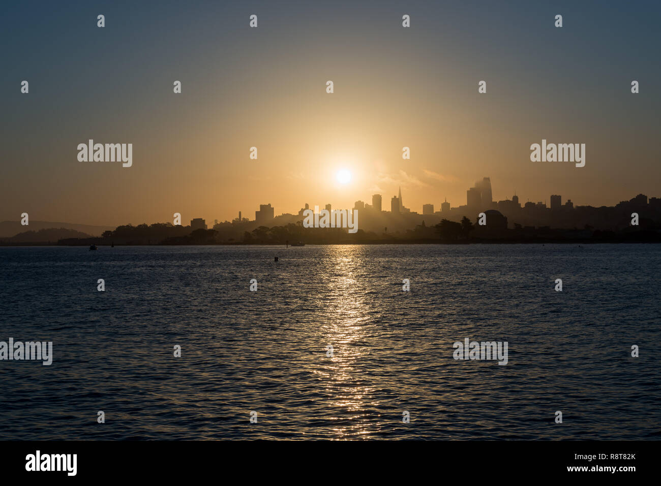 Il sorgere del sole sopra il centro cittadino di San Francisco Foto Stock