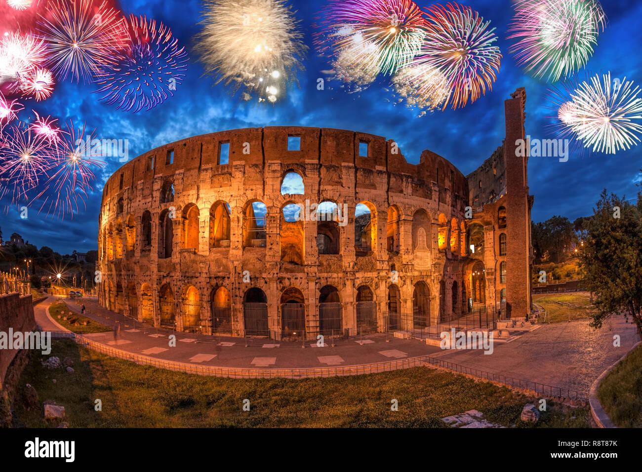Colosseo con fuochi d'artificio in Roma, Italia Foto Stock