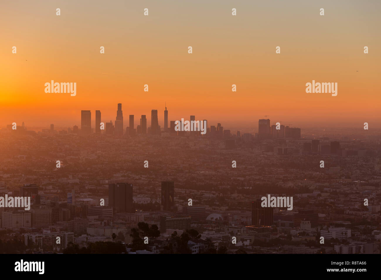 Los Angeles, California, Stati Uniti d'America - 16 dicembre 2018: arancione torbida alba cityscape vista verso Hollywood e Los Angeles. Foto Stock