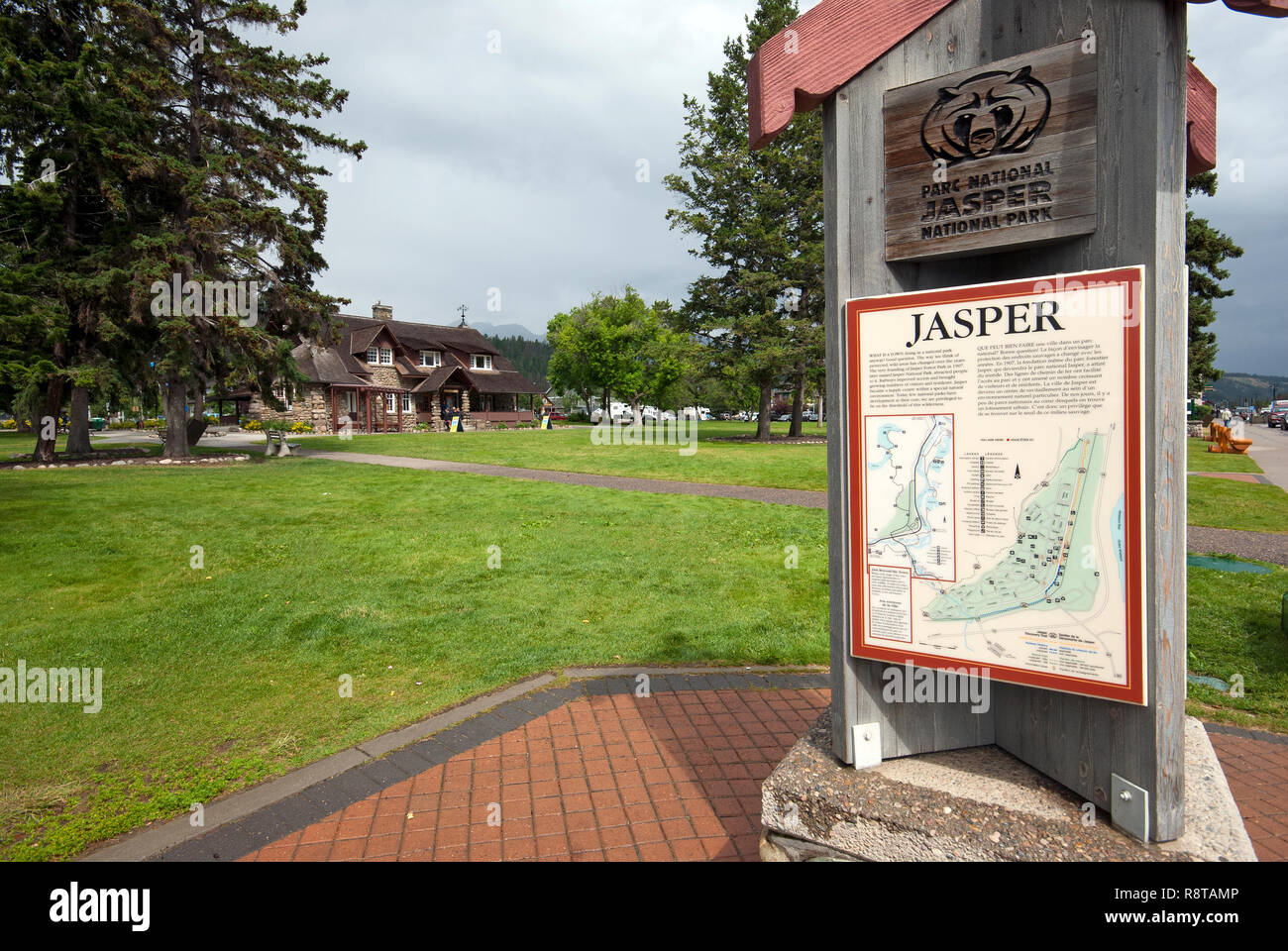 Informazioni registrazione nel villaggio di Jasper (sullo sfondo il visitatore al centro), il Parco Nazionale di Jasper, montagne rocciose, Alberta, Canada Foto Stock