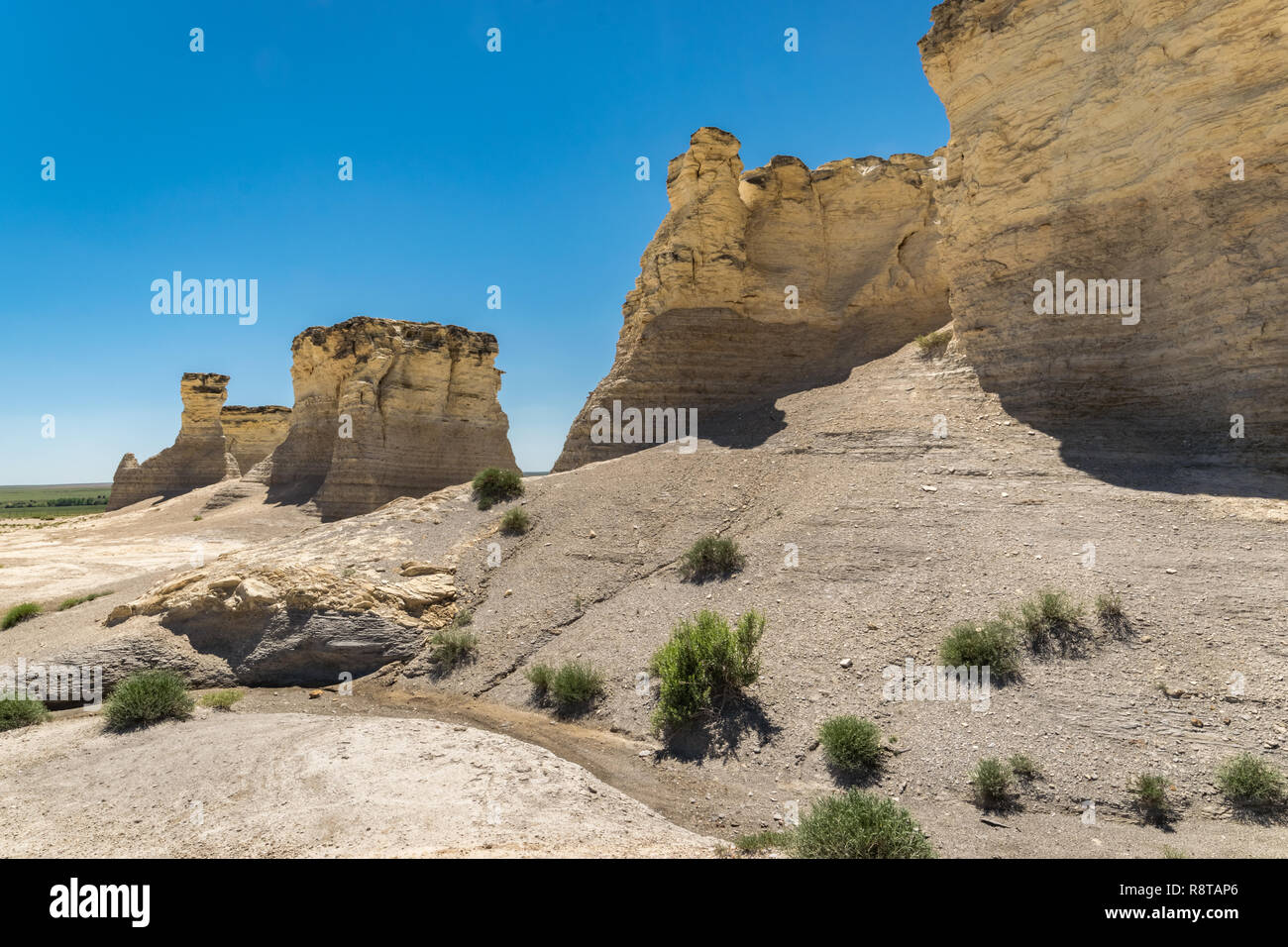 Vista spettacolare di chalk piramidi di monumento rocce sulle alte pianure in western Kansas. Le bellezze naturali della formazioni di roccia in una zona tranquilla. Foto Stock