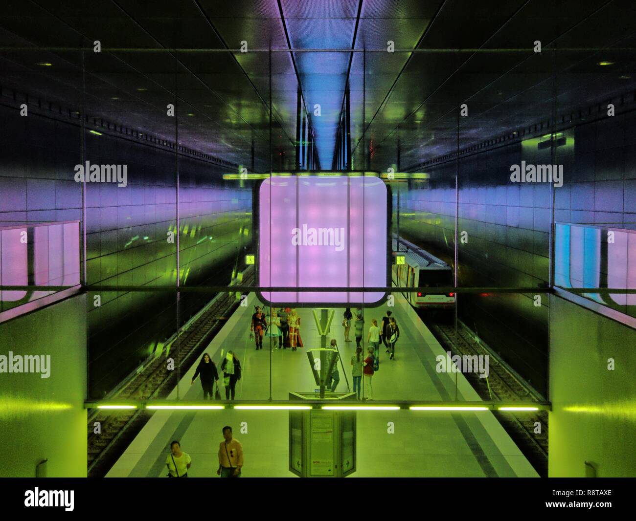 U-Bahn der Linie U4 Hafencity Universität mit ihren charakteristischen Leuchtkästen Foto Stock