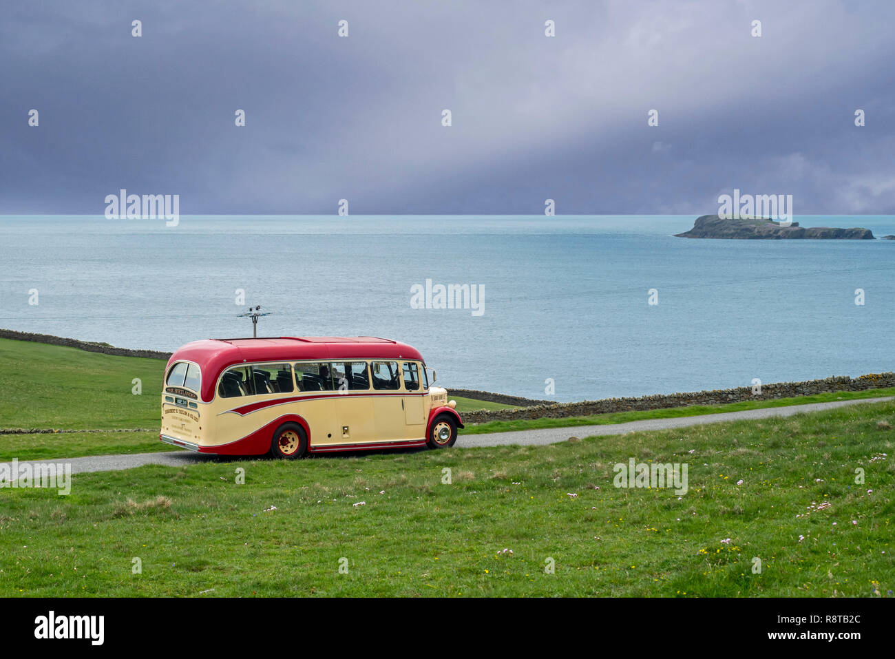 1950 Bedford OB Duple Vista la guida in pullman lungo la strada costiera, isole Shetland, Scotland, Regno Unito Foto Stock