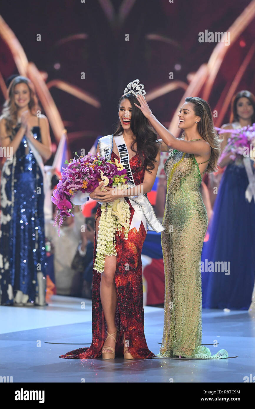 Bangkok. Xvii Dec, 2018. Miss Filippine Catriona grigio (L) è incoronato come la nuova Miss Universo 2018 durante il Miss Universo pageant a Bangkok, Thailandia, Dic 17, 2018. Credito: Xinhua/Alamy Live News Foto Stock