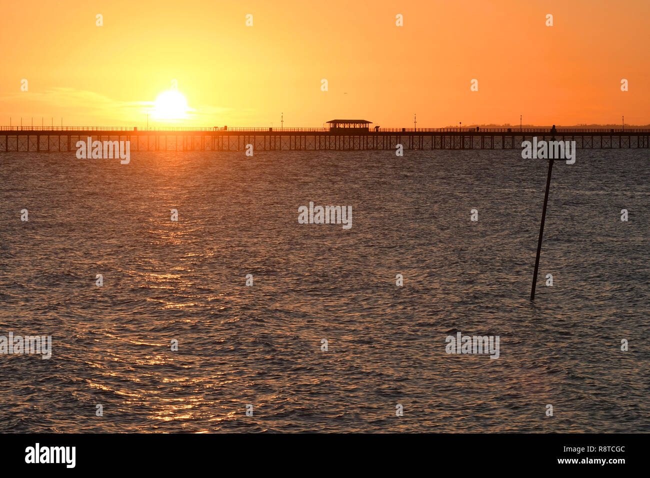 Southend-on-Sea, Essex, Regno Unito. 17 dicembre, 2018. Meteo REGNO UNITO: Sunrise over Southend-on-Sea - vista guardando verso il molo Credit: Ben rettore/Alamy Live News Foto Stock