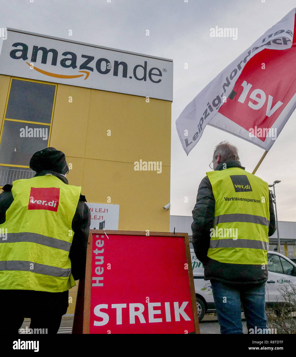 17 dicembre 2018, Sassonia, Lipsia: gli iscritti ai sindacati sciopero presso il sito di Lipsia della US mail ordini società Amazon. L' Unione ha lottato per anni per un accordo collettivo su Amazon. Con nuovi scioperi appena prima di Natale, il conflitto è ora di entrare nel prossimo round. Foto: Peter Endig/dpa-Zentralbild/dpa Foto Stock