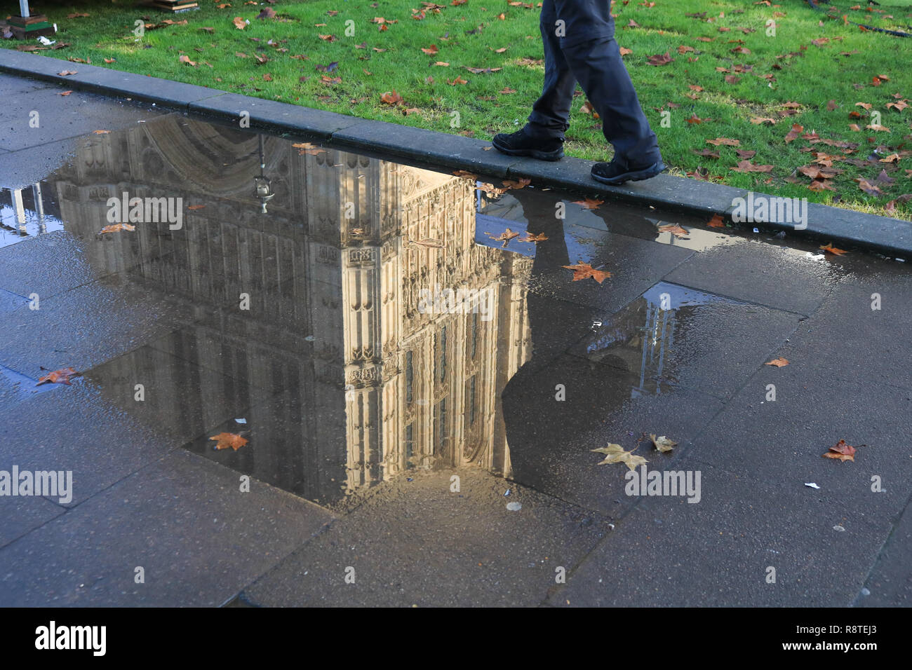 Londra REGNO UNITO. 17 dicembre 2018. Victoria Tower nel Palazzo di Westminster si è riflessa in una pozza d'acqua in seguito alla pioggia pesante Credito: amer ghazzal/Alamy Live News Foto Stock