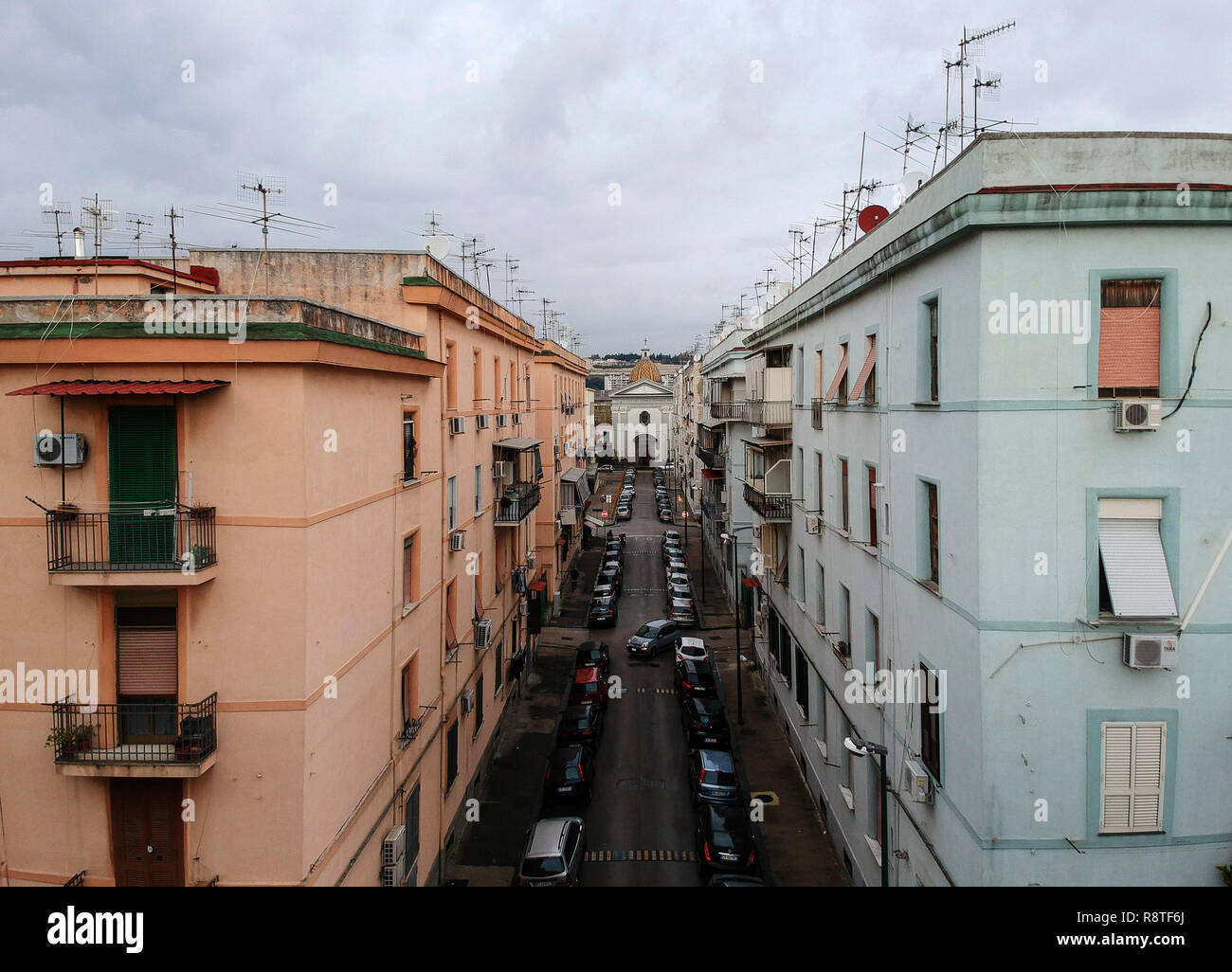 Rione Luzzatti, quartiere di Poggioreale, dove il mondo storia di successo dello scrittore di Elena Ferrante, Amica geniale, è impostato, che ora è diventato una serie TV fiction. 17/12/2018, Napoli, Italia Foto Stock