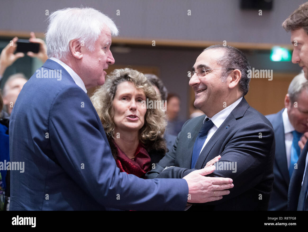 06 dicembre 2018, Belgio, Brüssel: 06.12.2018, il Belgio, Bruxelles: Ministro tedesco degli interni, la costruzione di comunità e Horst Seehofer Lorenz (L) sta parlando con il francese il ministro Junior attaccato al ministero degli Interni Laurent Nunez (R) prima un UE Ministro degli Affari Interni riunione presso l'edificio Justus Lipsius, il Consiglio europeo ha sede il 6 dicembre 2018 a Bruxelles, in Belgio. I Ministri sono attesi per discutere di una proposta di regolamento sulla frontiera europea e Guardia Costiera. - Nessun filo SERVICE Foto: Thierry Monasse/dpa Foto Stock