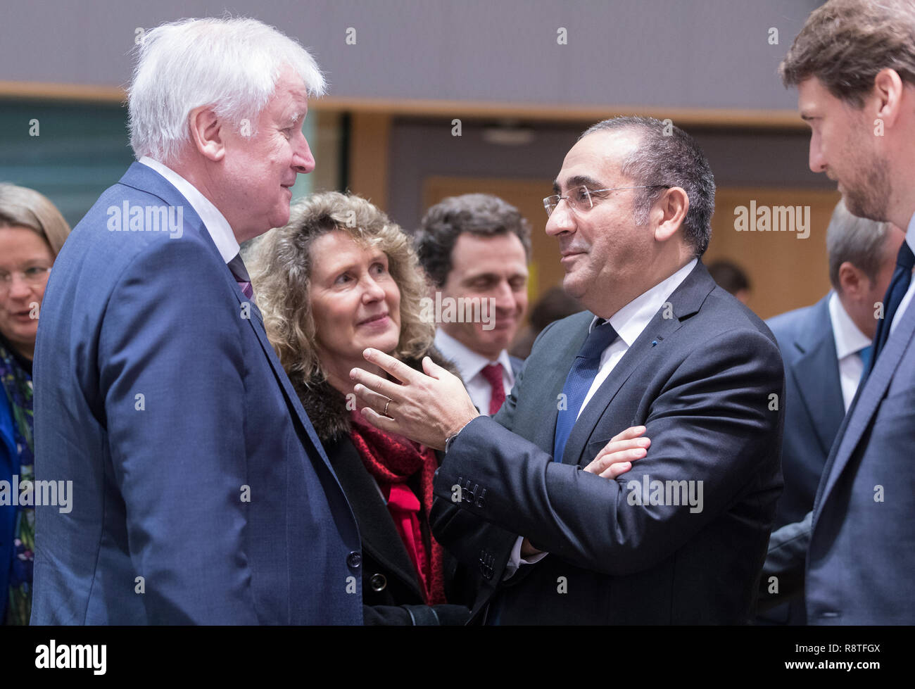 06 dicembre 2018, Belgio, Brüssel: 06.12.2018, il Belgio, Bruxelles: Ministro tedesco degli interni, la costruzione di comunità e Horst Seehofer Lorenz (L) sta parlando con il francese il ministro Junior attaccato al ministero degli Interni Laurent Nunez (R) prima un UE Ministro degli Affari Interni riunione presso l'edificio Justus Lipsius, il Consiglio europeo ha sede il 6 dicembre 2018 a Bruxelles, in Belgio. I Ministri sono attesi per discutere di una proposta di regolamento sulla frontiera europea e Guardia Costiera. - Nessun filo SERVICE Foto: Thierry Monasse/dpa Foto Stock