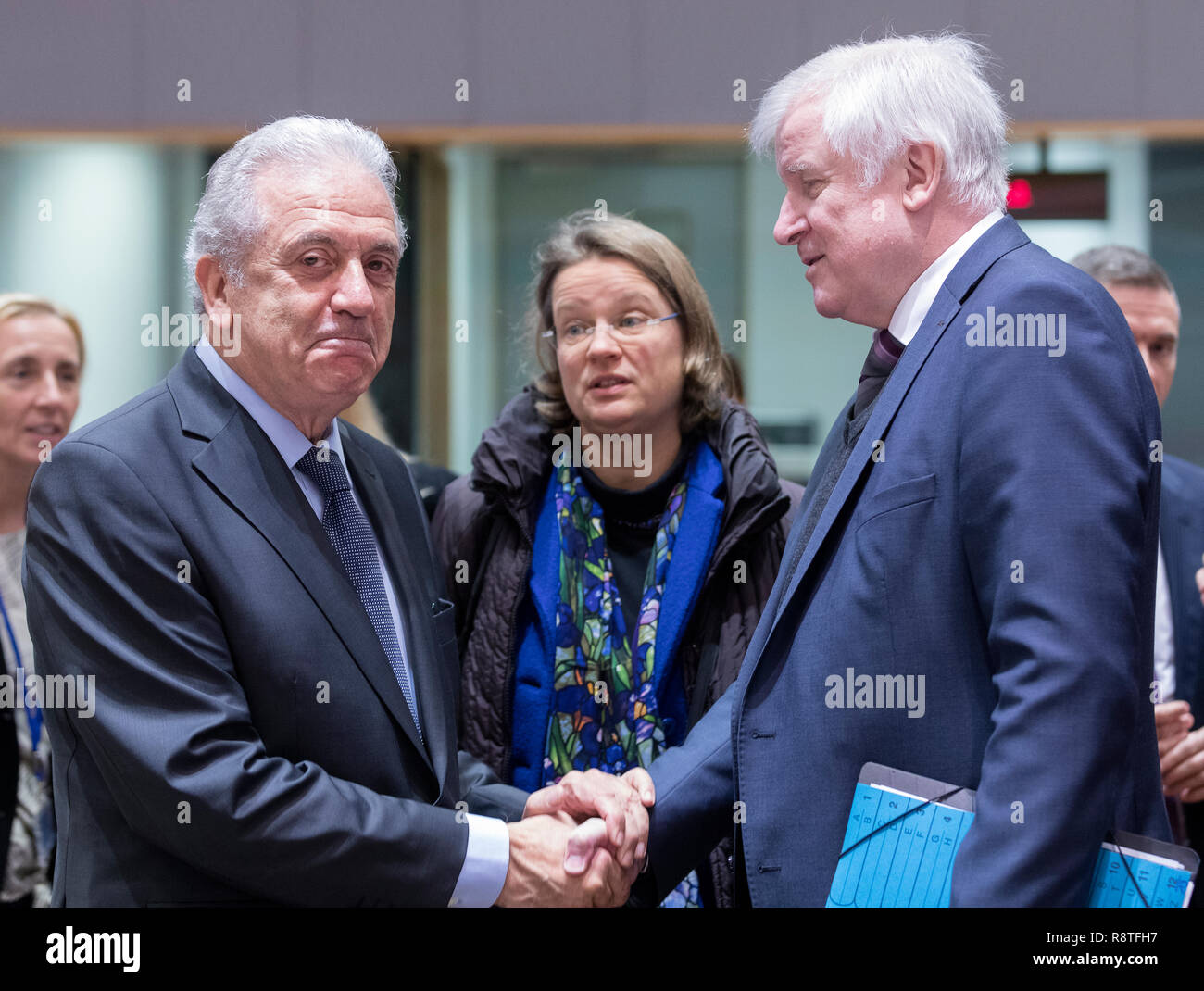 06 dicembre 2018, Belgio, Brüssel: 06.12.2018, il Belgio, Bruxelles: dell'UE in materia di migrazione, degli affari interni e della cittadinanza Commissario Dimitris Avramopoulos (L) sta parlando con il Ministro tedesco degli interni, la costruzione di comunità e Horst Seehofer Lorenz (R) prima un UE Ministro degli Affari Interni riunione presso l'edificio Justus Lipsius, il Consiglio europeo ha sede il 6 dicembre 2018 a Bruxelles, in Belgio. I Ministri sono attesi per discutere di una proposta di regolamento sulla frontiera europea e Guardia Costiera. - Nessun filo SERVICE Foto: Thierry Monasse/dpa Foto Stock